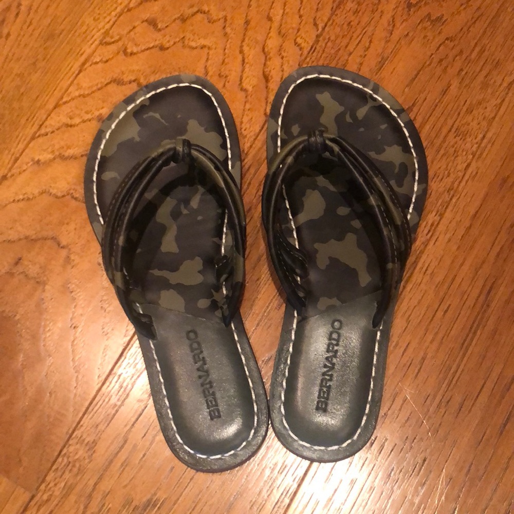Camo Bernardo Miami slide leather sandal - like new condition